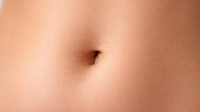 Umbigo fedido: causas, riscos e como tratar corretamente