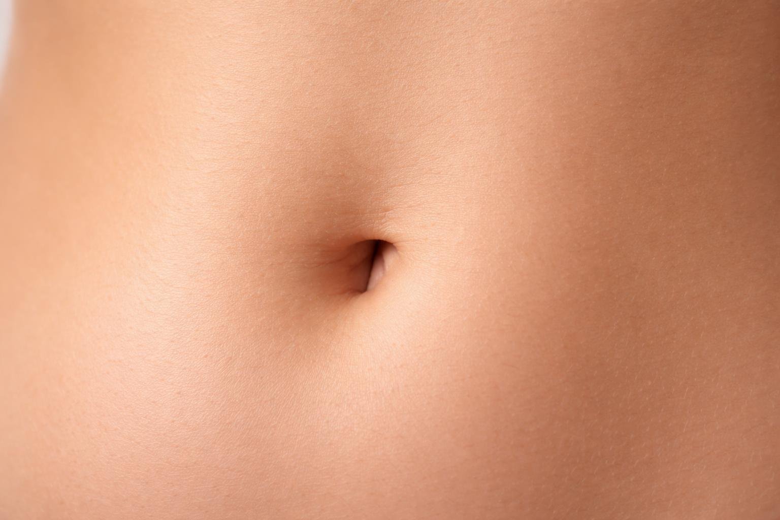 Close-up de um umbigo humano em pele saudável e limpa.