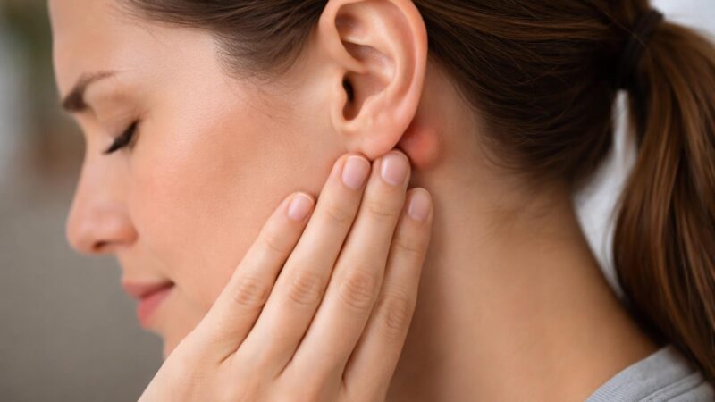 Caroço atrás da orelha que dói: principais causas e cuidados