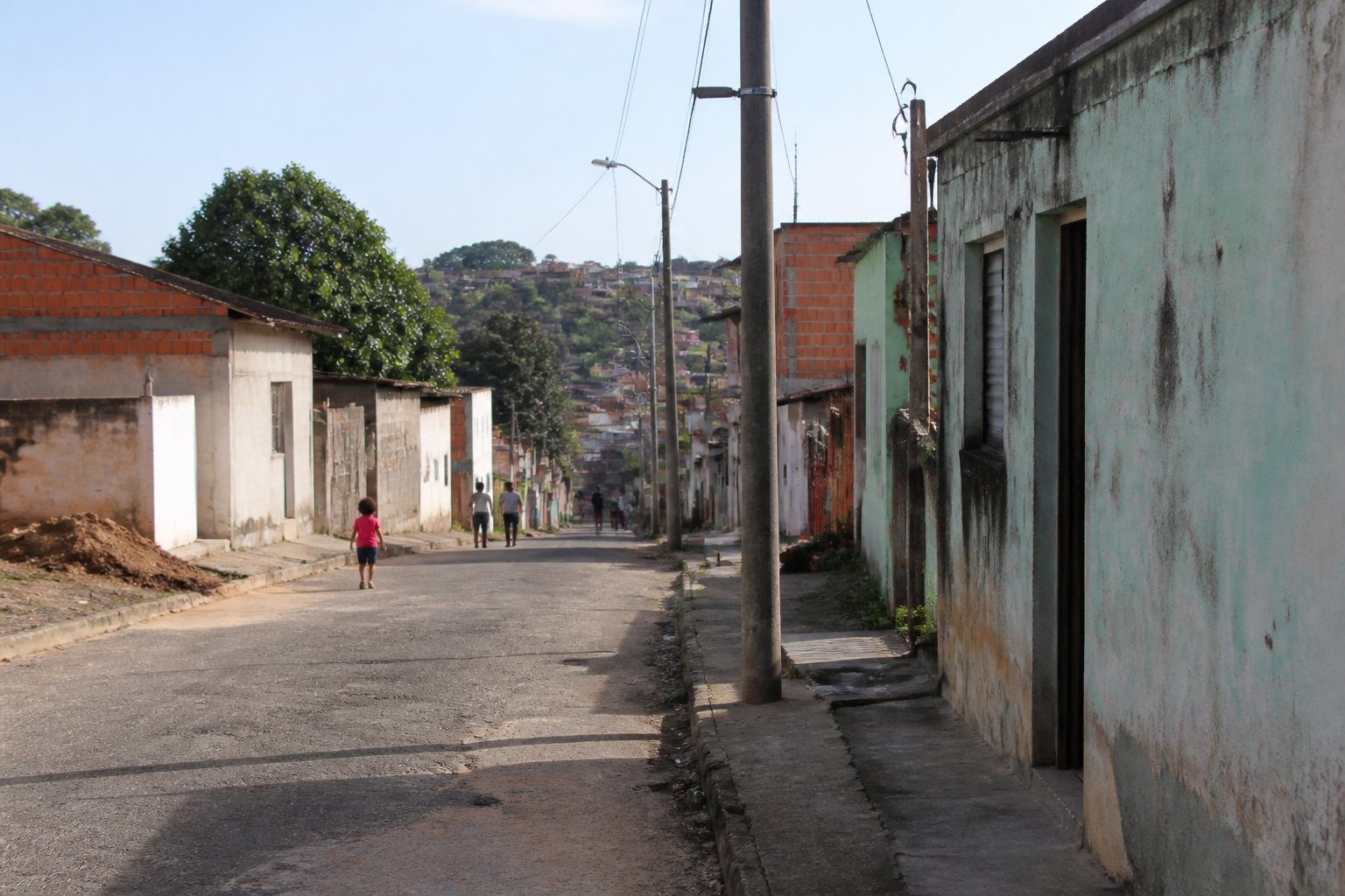 Bairro modesto em Piracicaba com casas simples, ruas estreitas e algumas pessoas em atividades diárias.