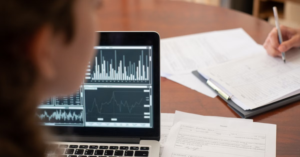 Por que iniciantes inteligentes estão escolhendo um curso online de trading de CFDs em vez de aprender por tentativa e erro