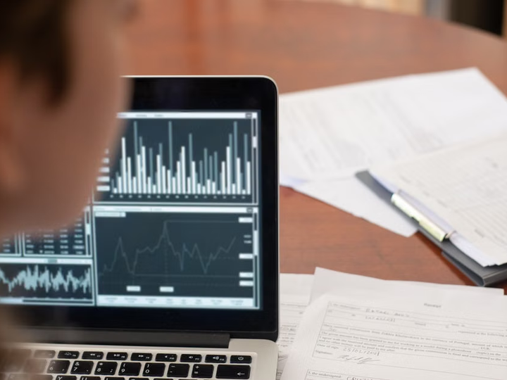 Por que iniciantes inteligentes estão escolhendo um curso online de trading de CFDs em vez de aprender por tentativa e erro