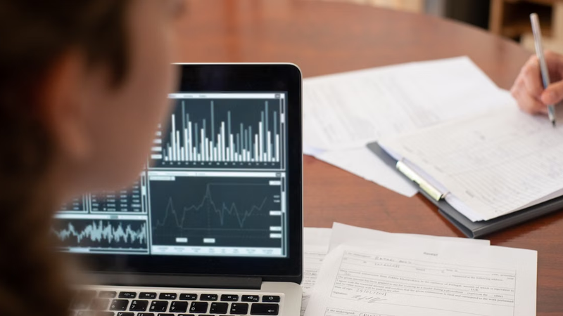 Por que iniciantes inteligentes estão escolhendo um curso online de trading de CFDs em vez de aprender por tentativa e erro