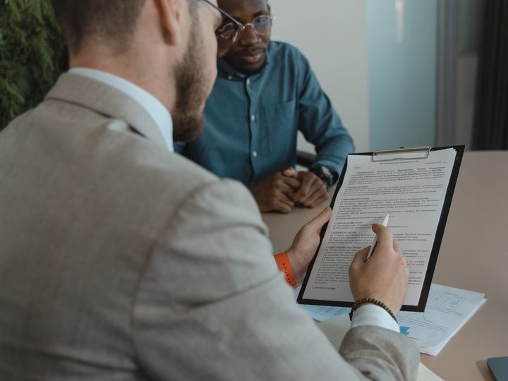 O que acontece se a taxa de administração do consórcio imobiliário subir durante o contrato?