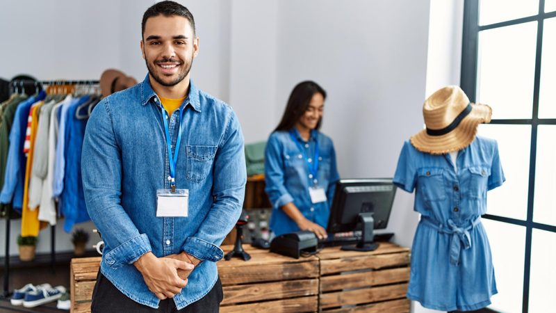 Como a vestimenta masculina contribui para transmitir credibilidade no atendimento ao cliente