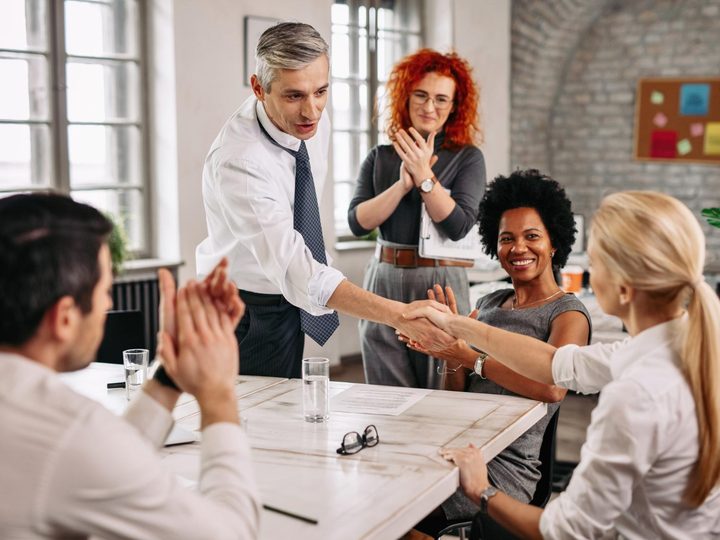 Como os benefícios corporativos contribuem para a satisfação e retenção de colaboradores