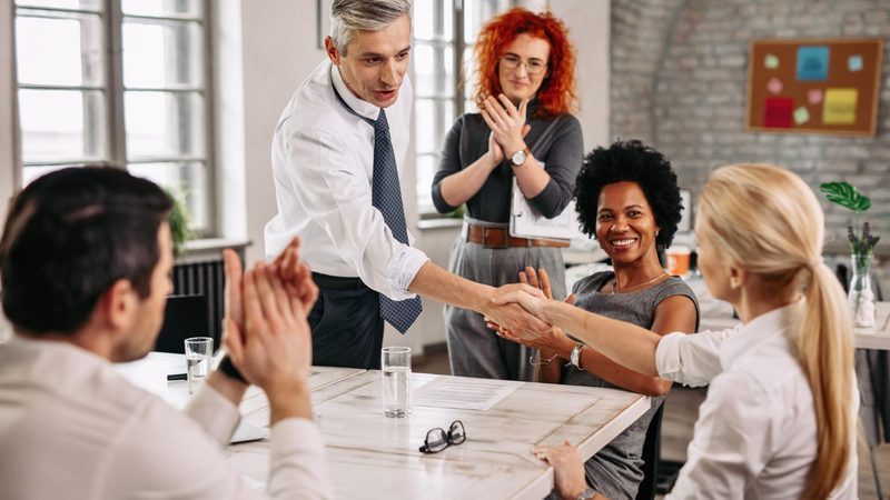 Como os benefícios corporativos contribuem para a satisfação e retenção de colaboradores